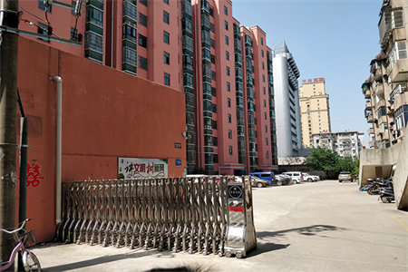 龙苑117平三室精装带储藏室车位115万可按揭